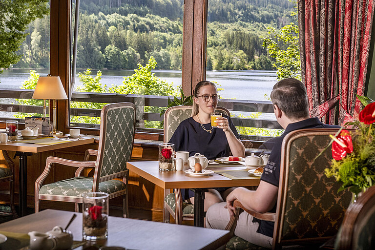 Gäste beim Frühstück mit Blick auf den Titisee im Restaurant des Maritim Hotel Titisee