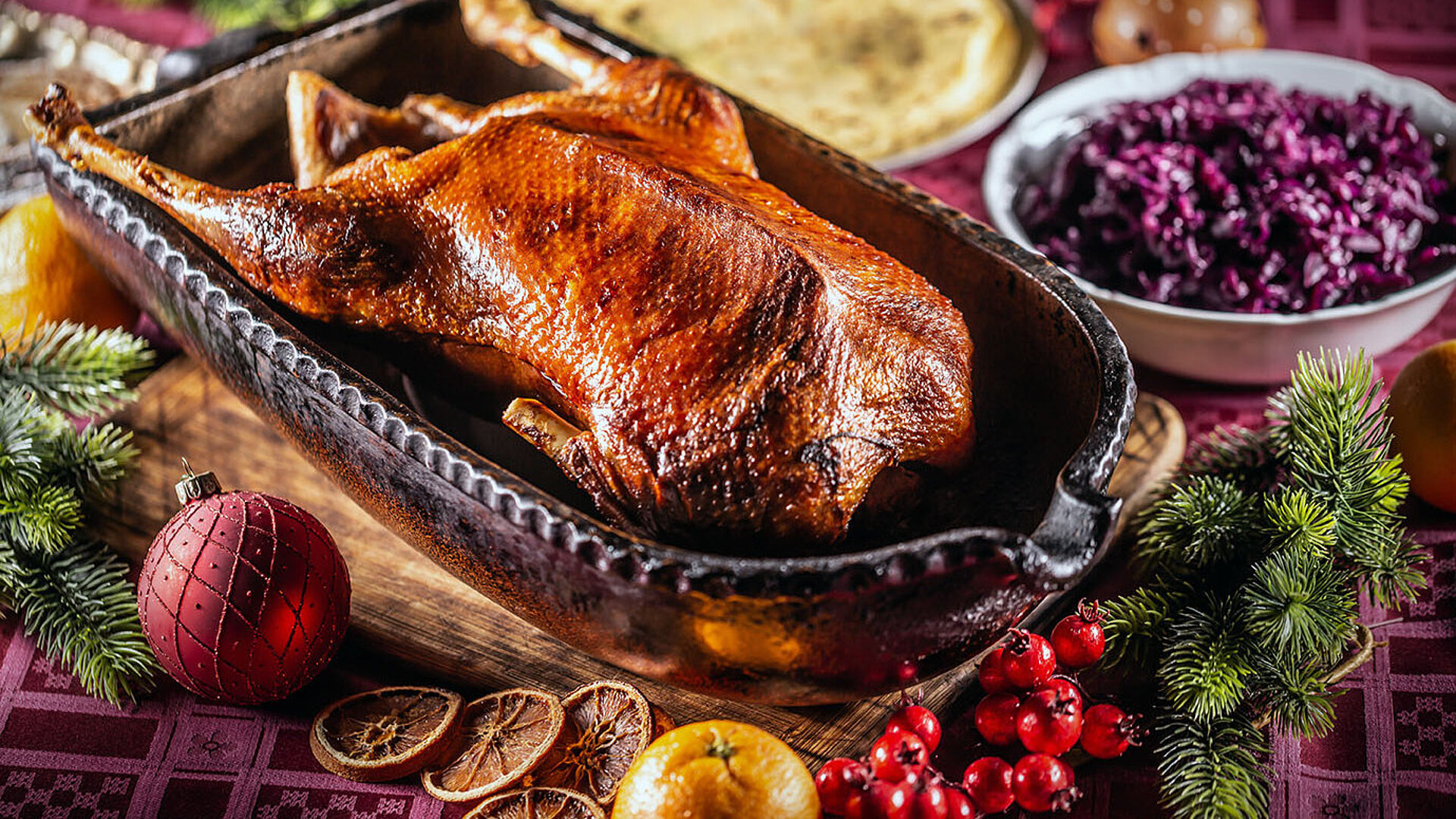 Knusprig gebratene Gans mit Rotkohl und Klößen als festliches Weihnachtsgericht