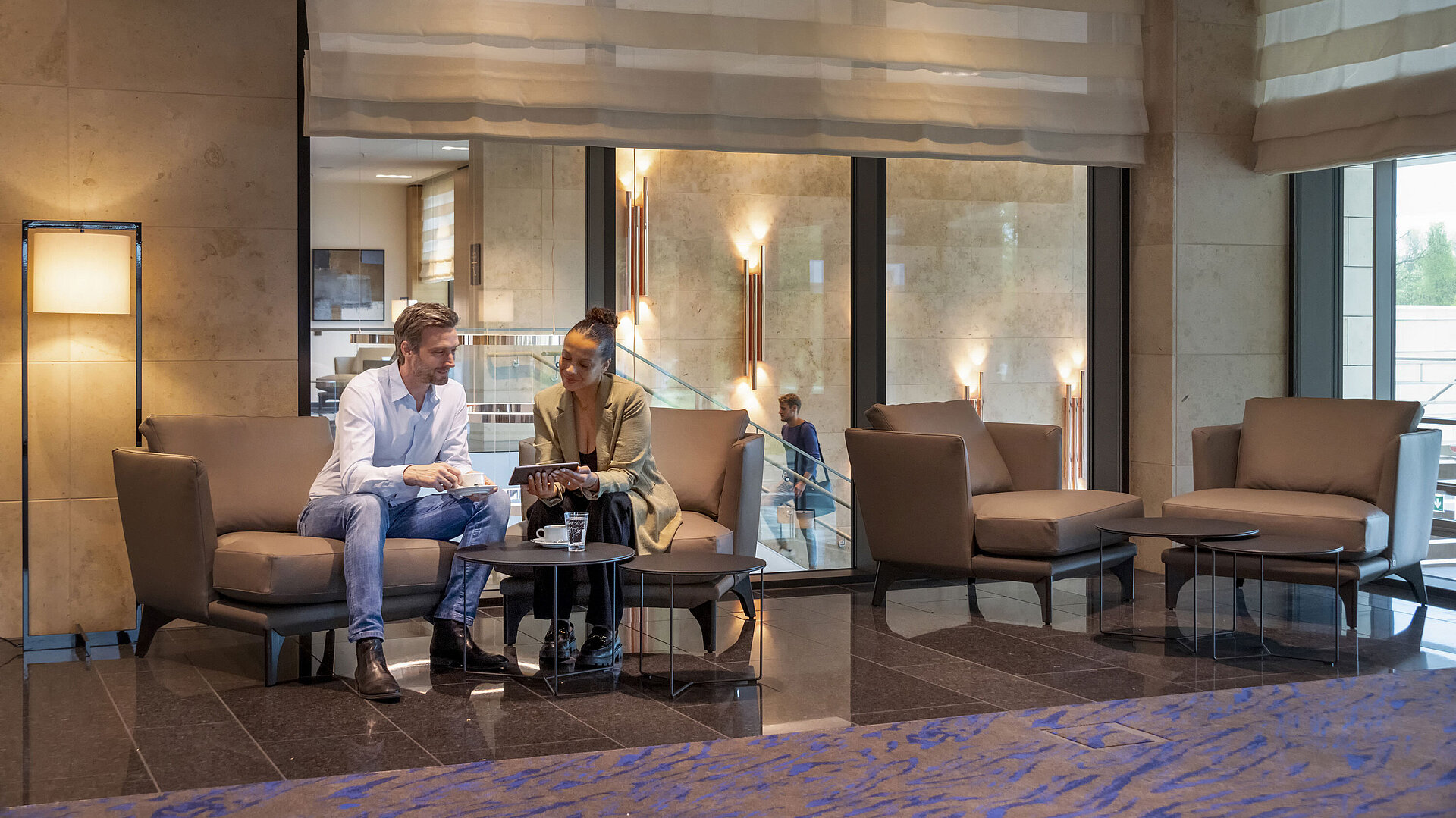 Lobby Mann und Frau sitzen in der Lobby des Maritim Hotel Ingolstadt und unterhalten sich bei Kaffee.