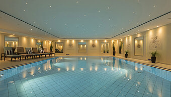 Eleganter Indoor-Pool im Wellnessbereich des Maritim Hotel Königswinter mit entspannter Atmosphäre.