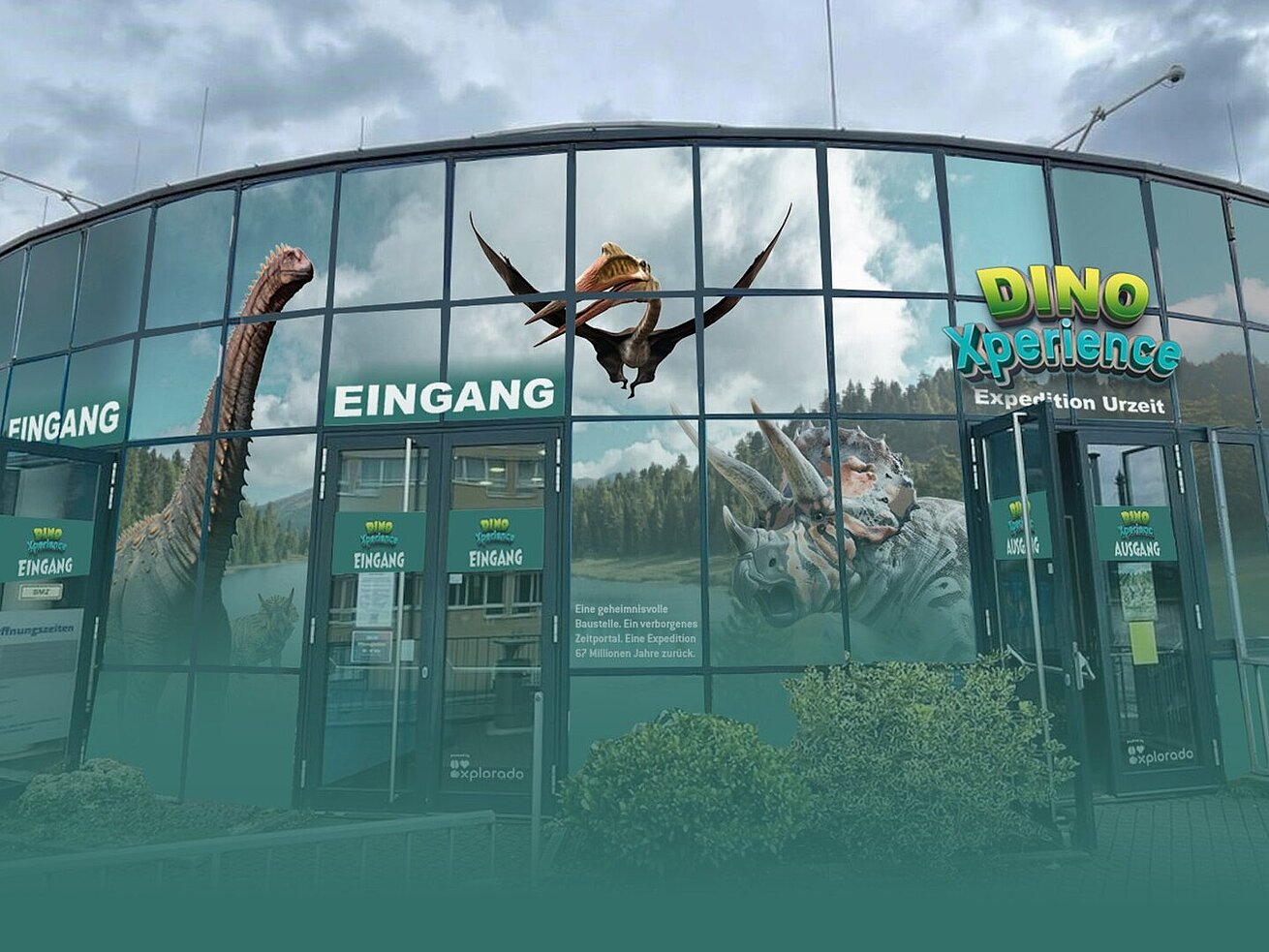 DinoXperience Museum mit Dinosaurier-Bildern auf modernem Gebäude
