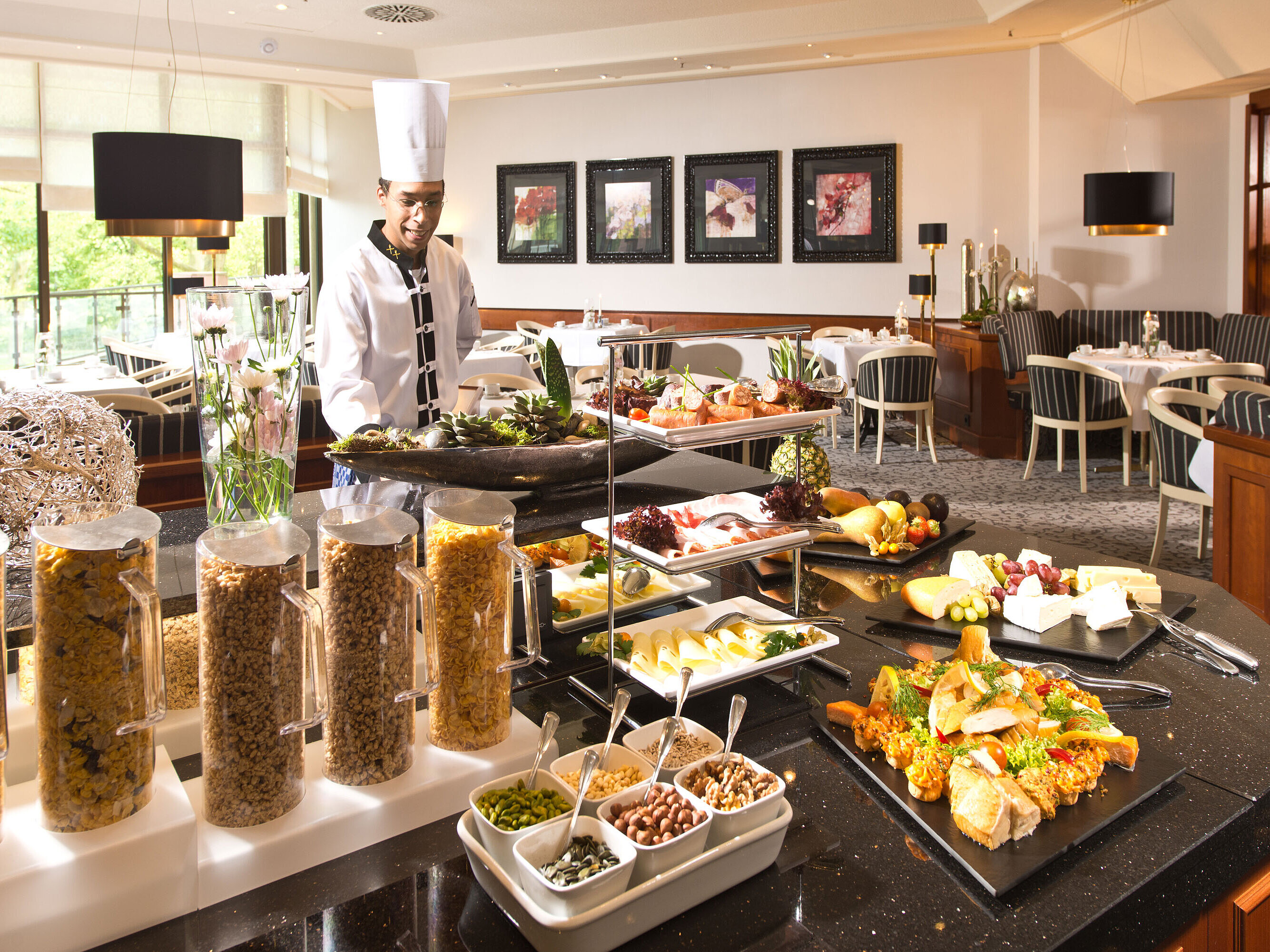 Frühstücksbuffet im Maritim Hotel Bad Homburg mit frischen Speisen, Cerealien und einem freundlichen Koch