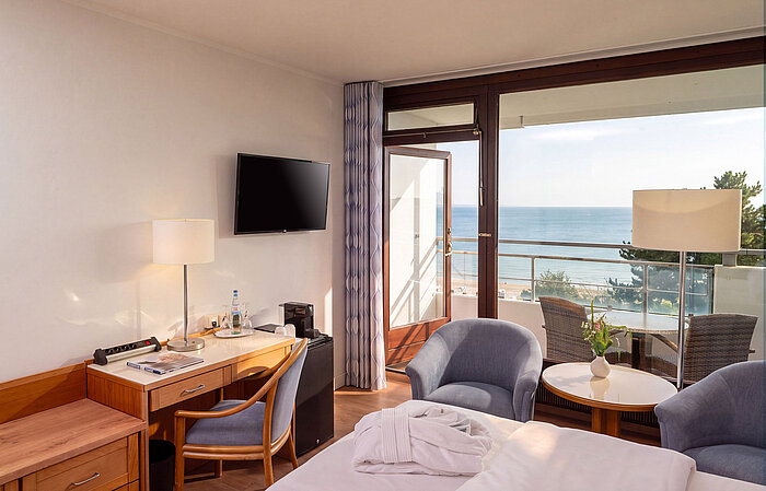 Superior Zimmer Superior Zimmer mit Schreibtisch, Sitzecke und Balkon mit Blick auf die Ostsee