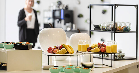 Tagungspause im Maritim Hotel Frankfurt mit gesunden Snacks, frischem Obst und Saft in entspannter Lounge-Atmosphäre.