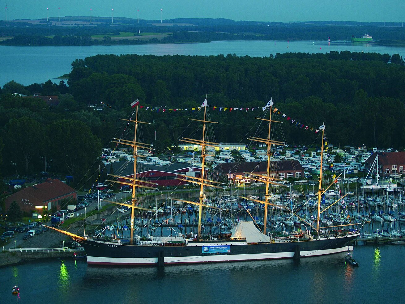 Historisches Segelschiff Passat bei Tageslicht vor dem Maritim Hotel Travemünde