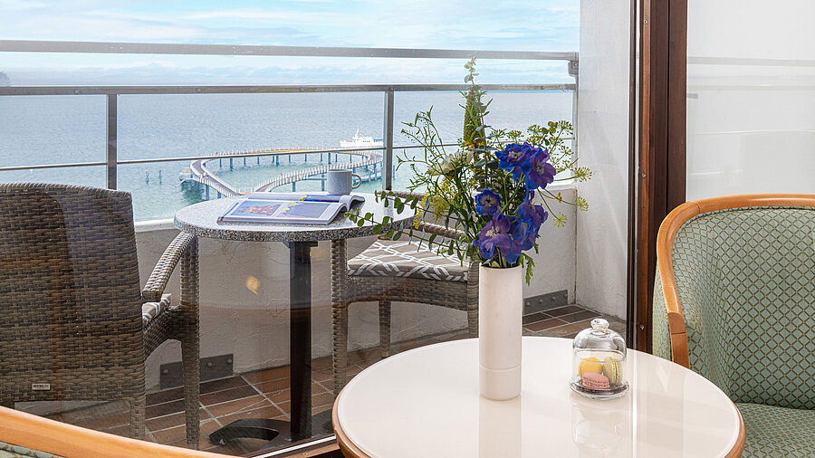 Balkon im Maritim Seehotel Timmendorfer Strand mit Meerblick, Blumen und Sitzgelegenheit