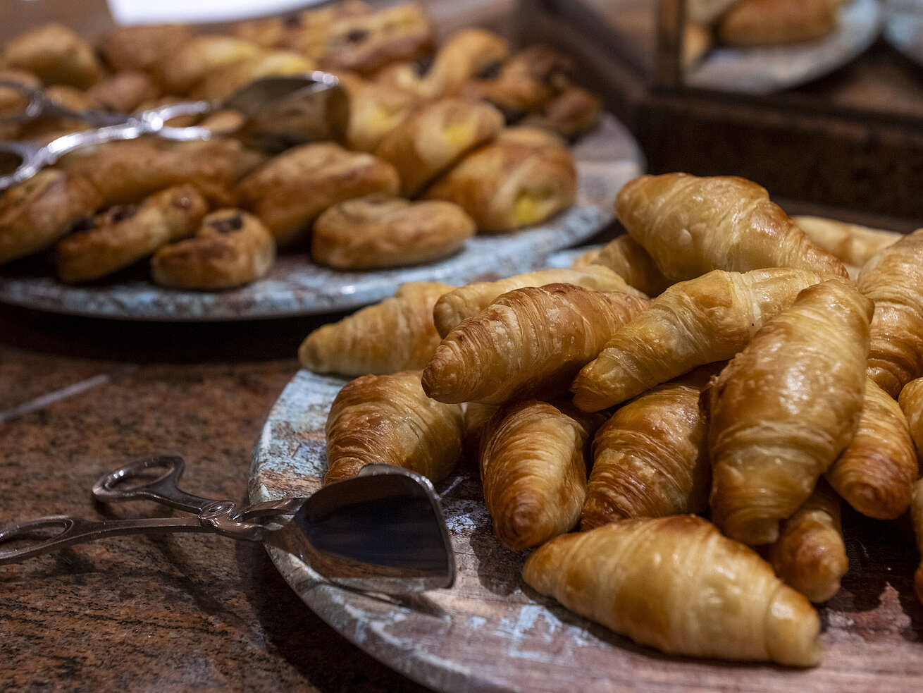 Süßes Gebäck am Frühstücksbuffet Auswahl an süßem Gebäck und Croissants am Frühstücksbuffet.