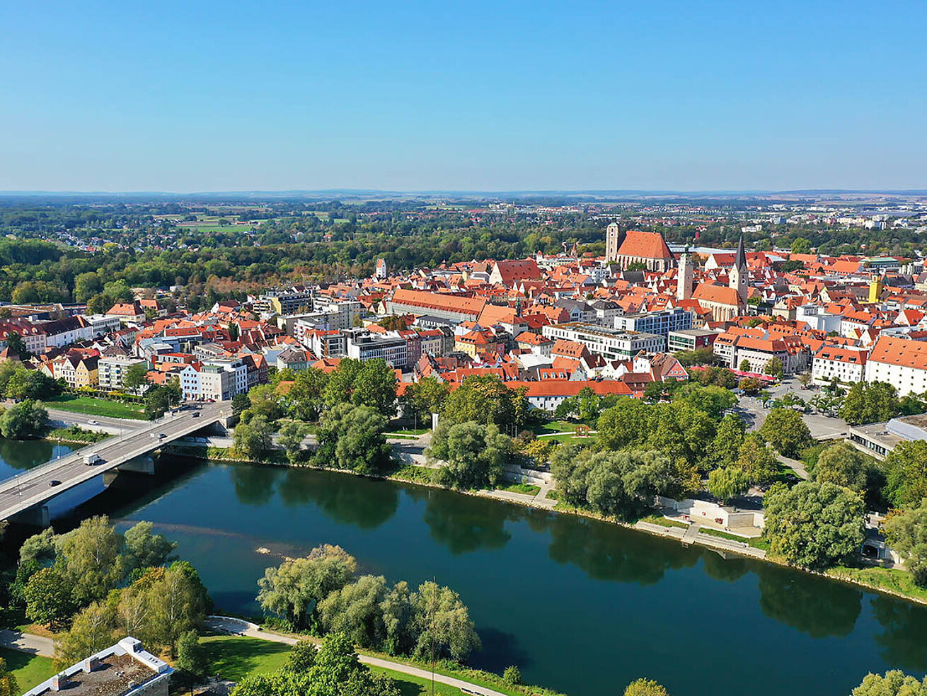 Luftaufnahme der Altstadt von Ingolstadt mit Donau, Brücke und historischer Architektur.