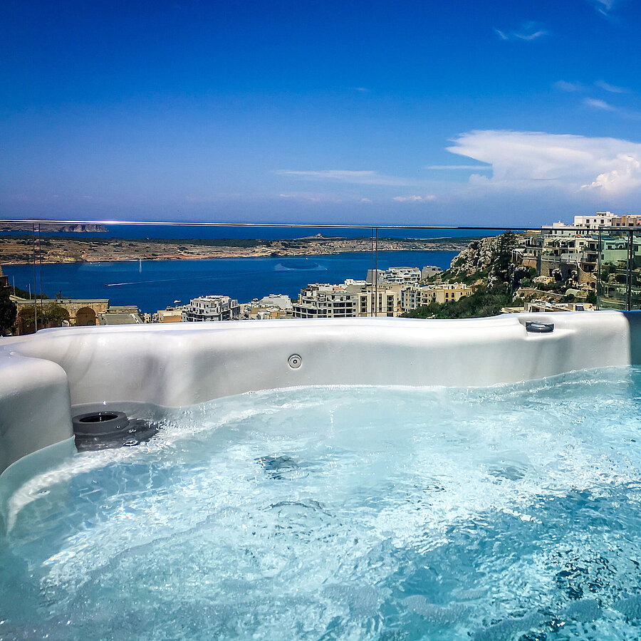 Whirlpool auf der Terrasse mit traumhaftem Blick auf Meer und Küste