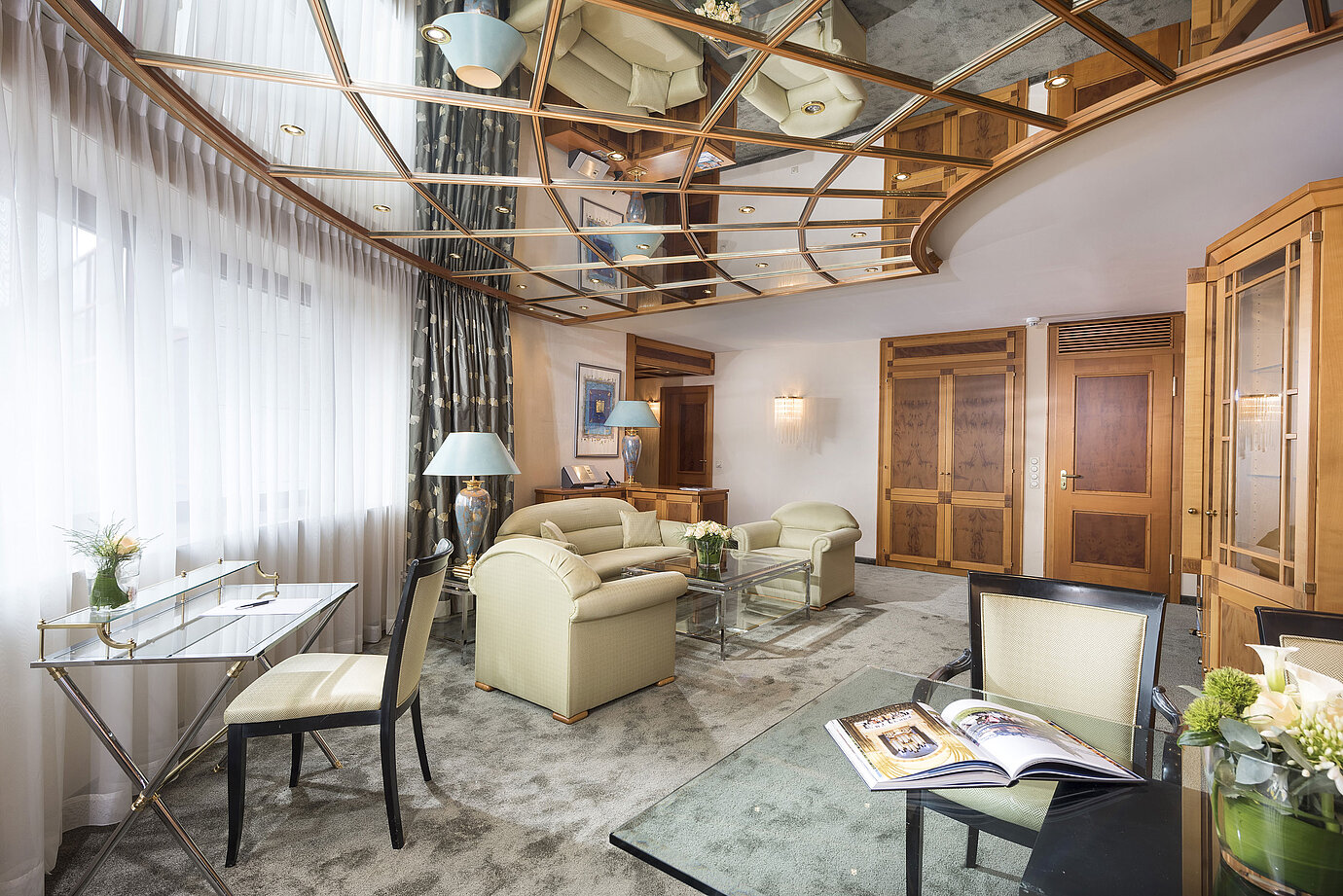 Großzügige Suite mit eleganter Einrichtung, Glastisch und gemütlicher Sitzgruppe im Maritim Hotel Magdeburg