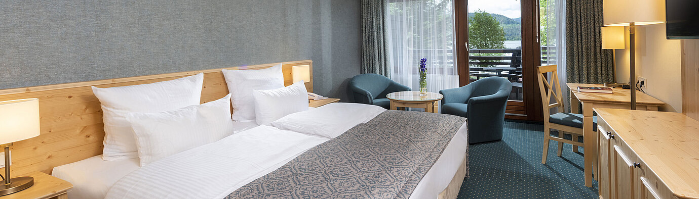 Studio Modernes Hotelzimmer im Maritim Hotel Titisee mit Balkon und Blick auf den Titisee