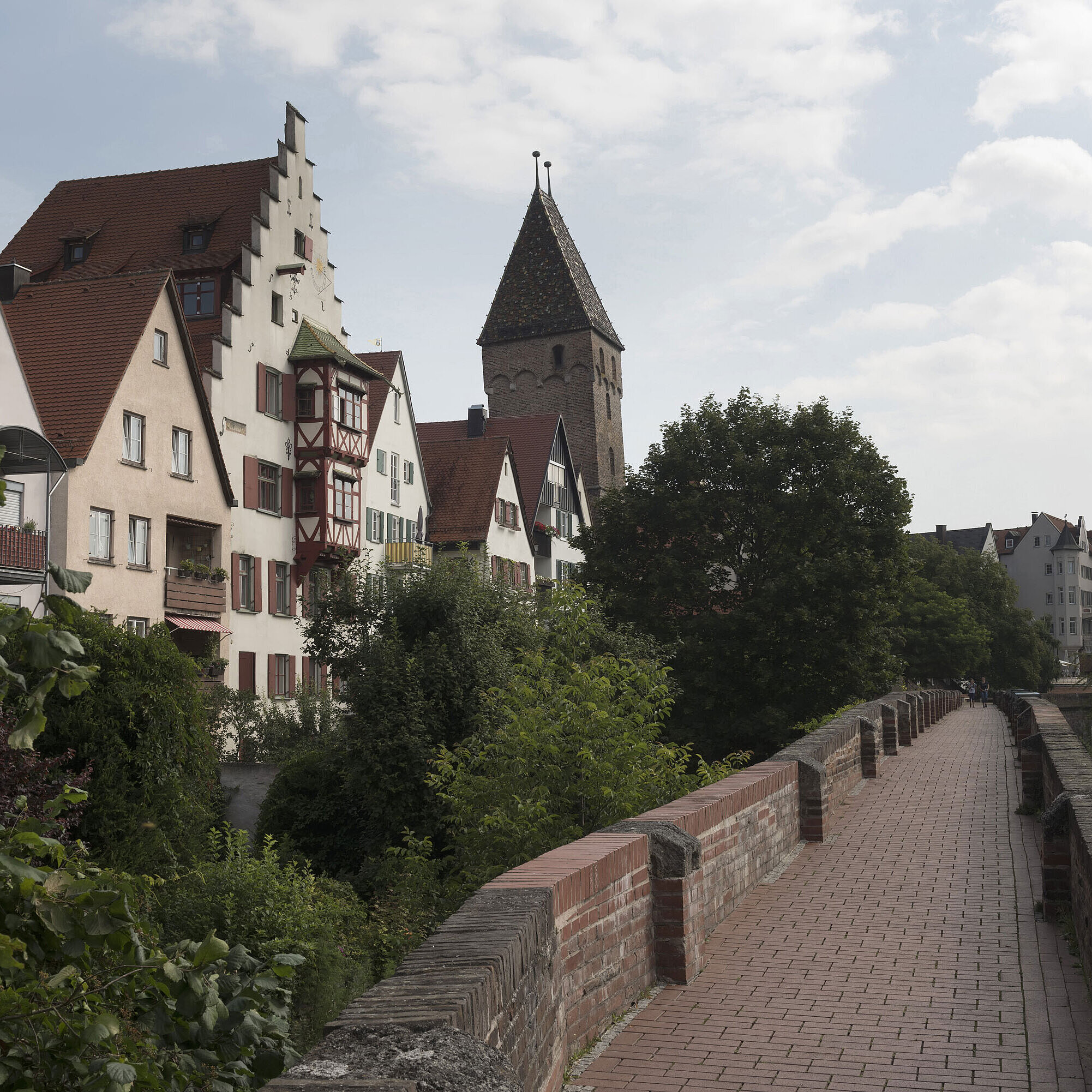 Blick auf die historische Stadtmauer und Fachwerkhäuser in der Ulmer Altstadt nahe dem Hotel.