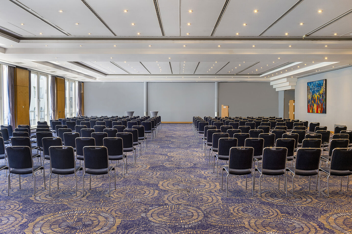 Großer Konferenzraum Saal II im Maritim proArte Hotel Berlin mit Stuhlreihen und hellem Ambiente, ideal für Tagungen.