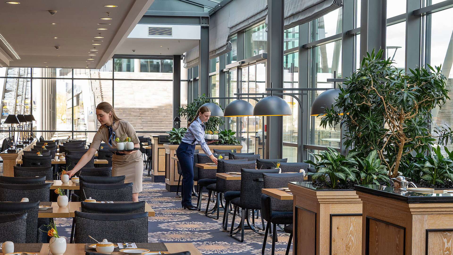 Restaurant Wintergarten Heller Restaurantbereich Wintergarten im Maritim Hotel Dresden mit großen Fensterfronten und stilvoll gedeckten Tischen.