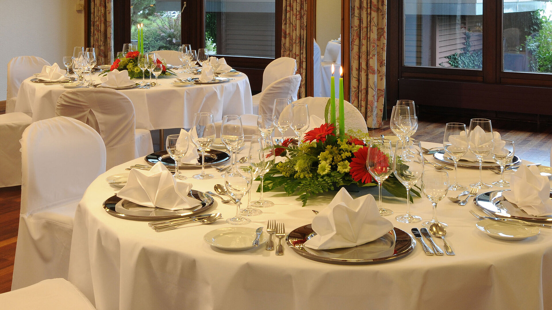 Detailaufnahme eines festlich gedeckten Tisches mit Blumenschmuck im Maritim Hotel Titisee