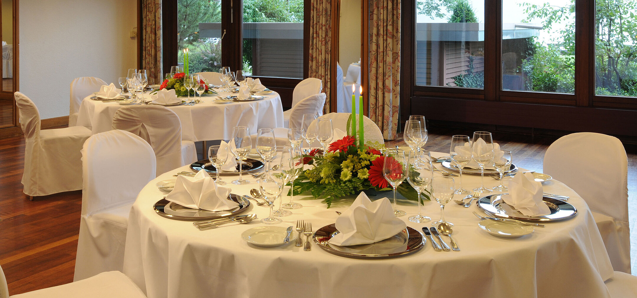 Detailaufnahme eines festlich gedeckten Tisches mit Blumenschmuck im Maritim Hotel Titisee