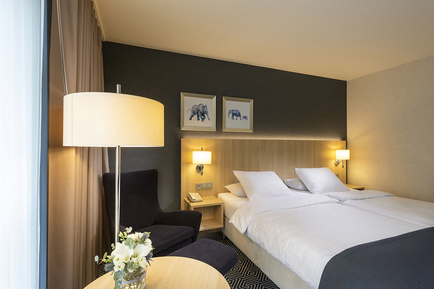 Helles Comfort Zimmer im Maritim Hotel Würzburg mit Doppelbett und Elefantenbildern an der Wand