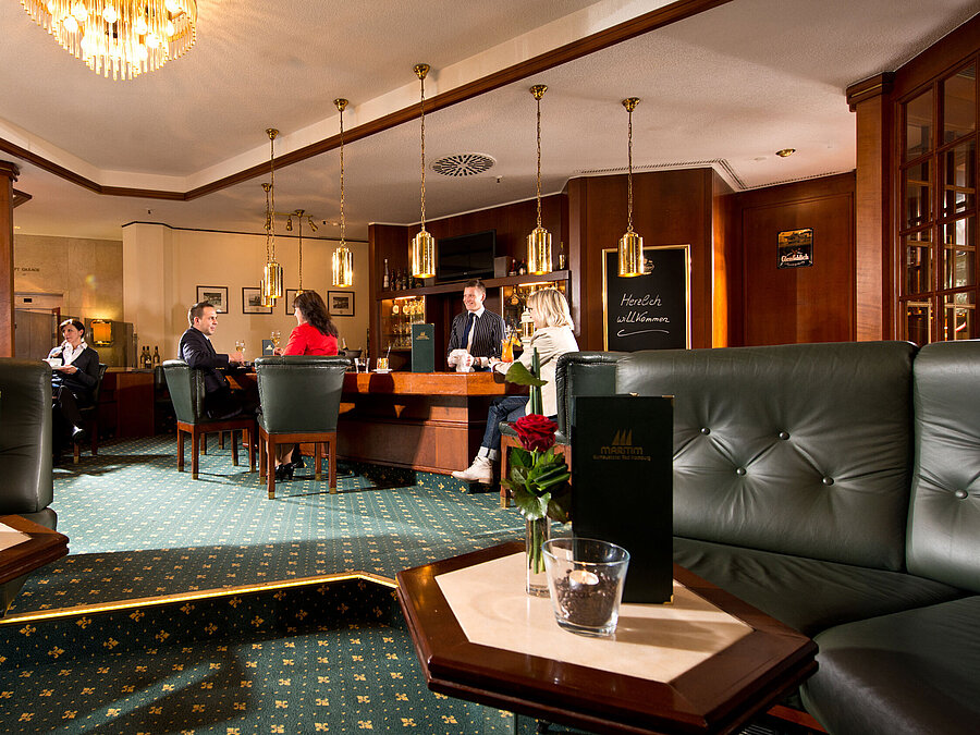 Gemütliche Hotelbar im klassischen Stil im Maritim Hotel Bad Homburg.