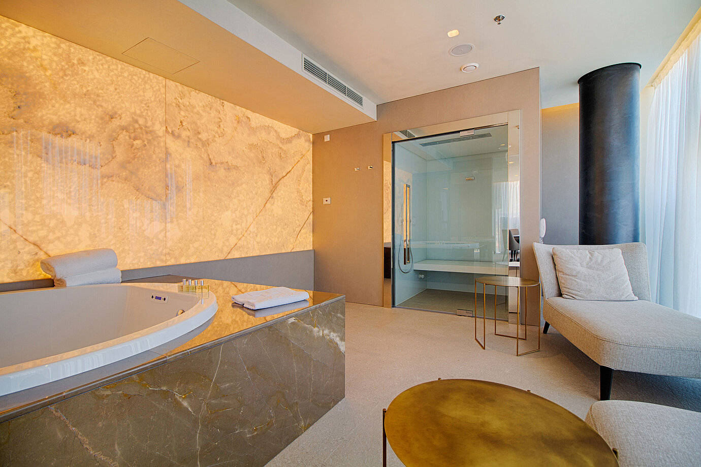 Elegante Spa-Suite mit Whirlpool und Relaxliegen im Maritim Hotel Plaza Tirana