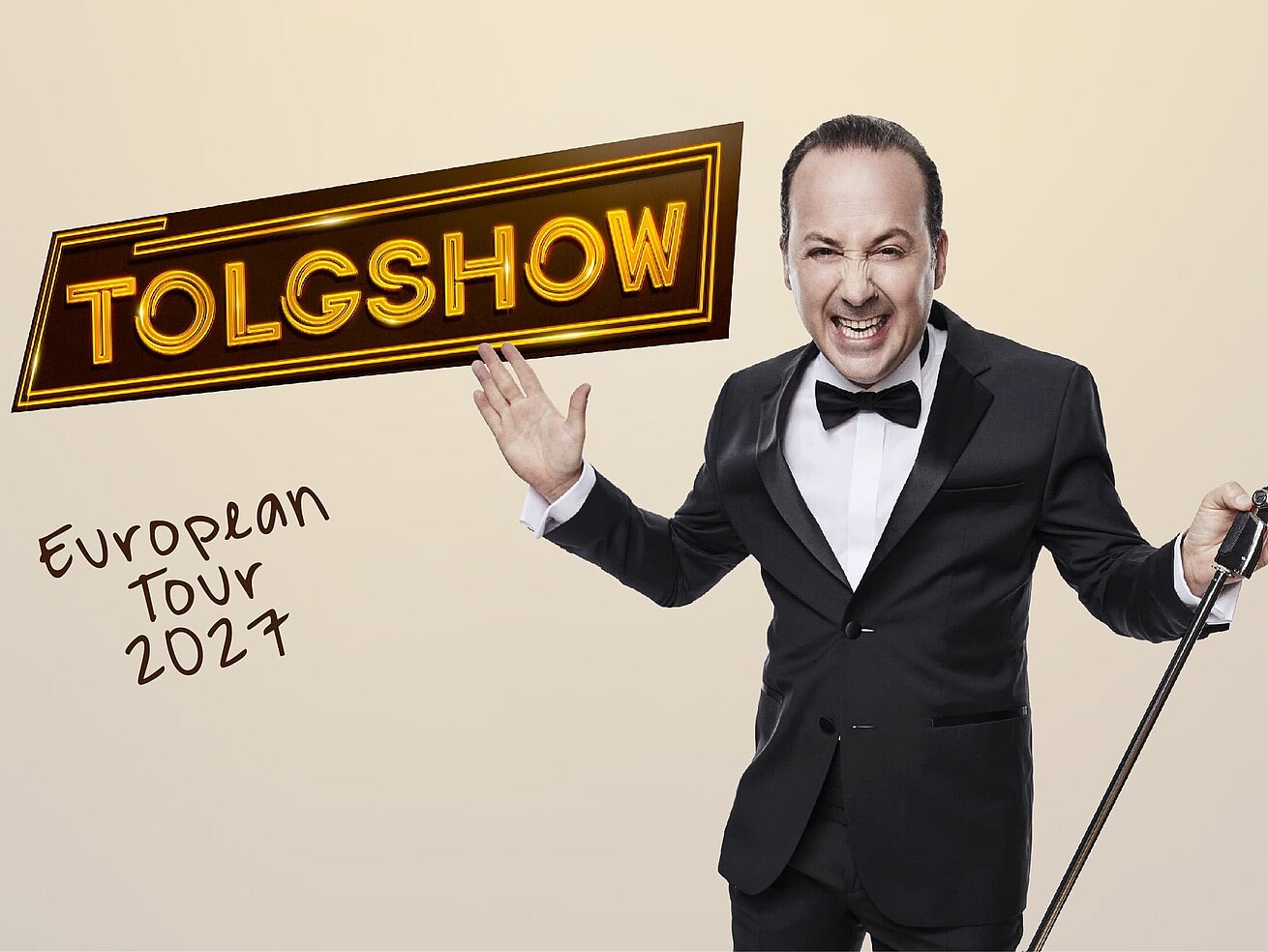 Plakat zur TOLGSHOW European Tour 2027 mit einem Entertainer im schwarzen Smoking und einem Mikrofon