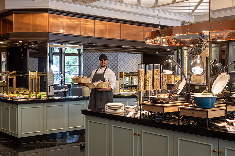 Restaurant Landgraf Mitarbeiter am Frühstücksbuffet im Restaurant Landgraf, Maritim Hotel Darmstadt, mit frischen Backwaren.