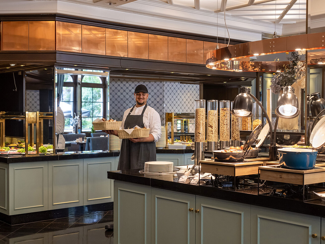 Restaurant Landgraf Mitarbeiter am Frühstücksbuffet im Restaurant Landgraf, Maritim Hotel Darmstadt, mit frischen Backwaren.