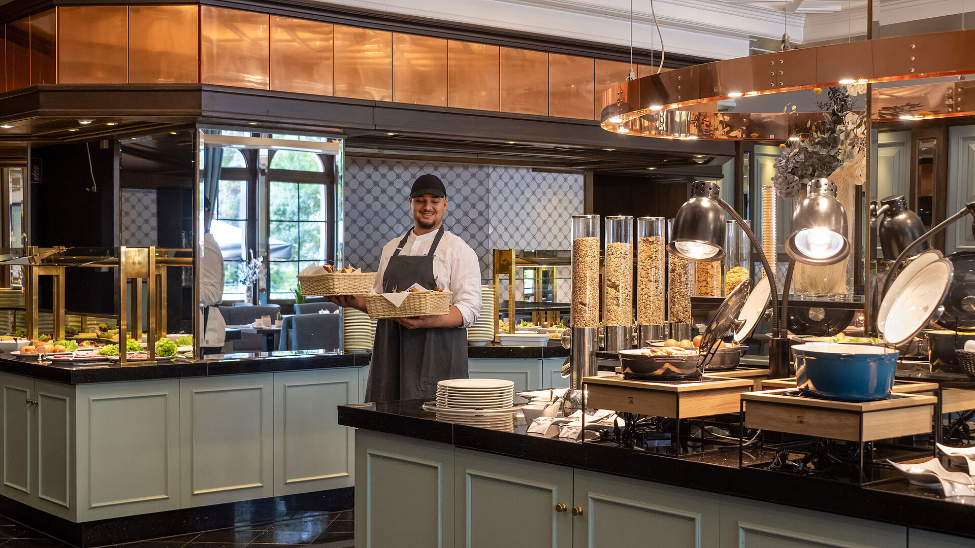 Mitarbeiter am Frühstücksbuffet im Restaurant Landgraf, Maritim Hotel Darmstadt, mit frischen Backwaren.
