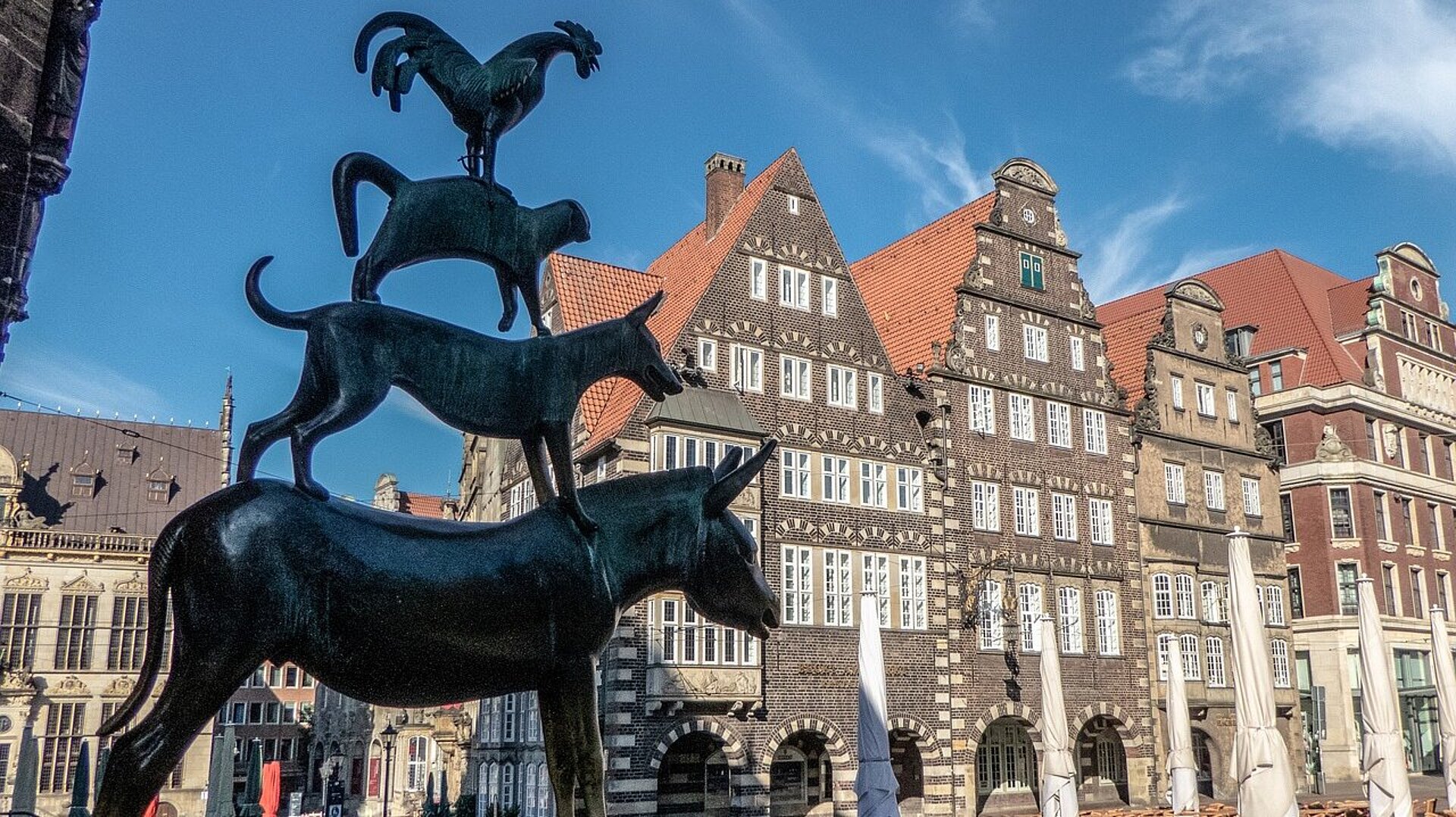 Bremer Stadtmusikanten Bronzeskulptur der Bremer Stadtmusikanten auf dem Marktplatz in Bremen vor historischen Gebäuden der Altstadt.