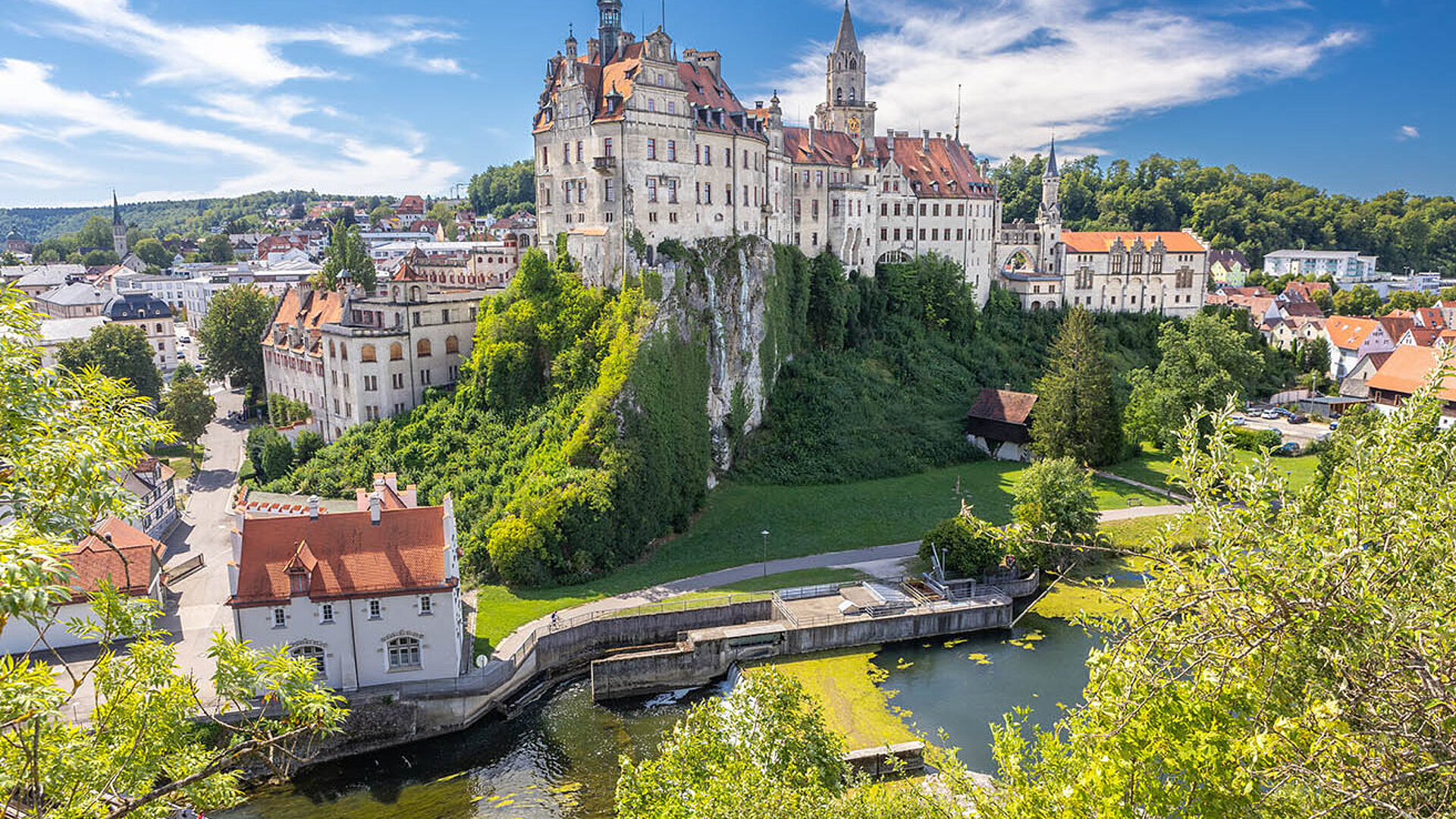 Blick auf Schloss Sigmaringen hoch über der Stadt mit malerischer Umgebung