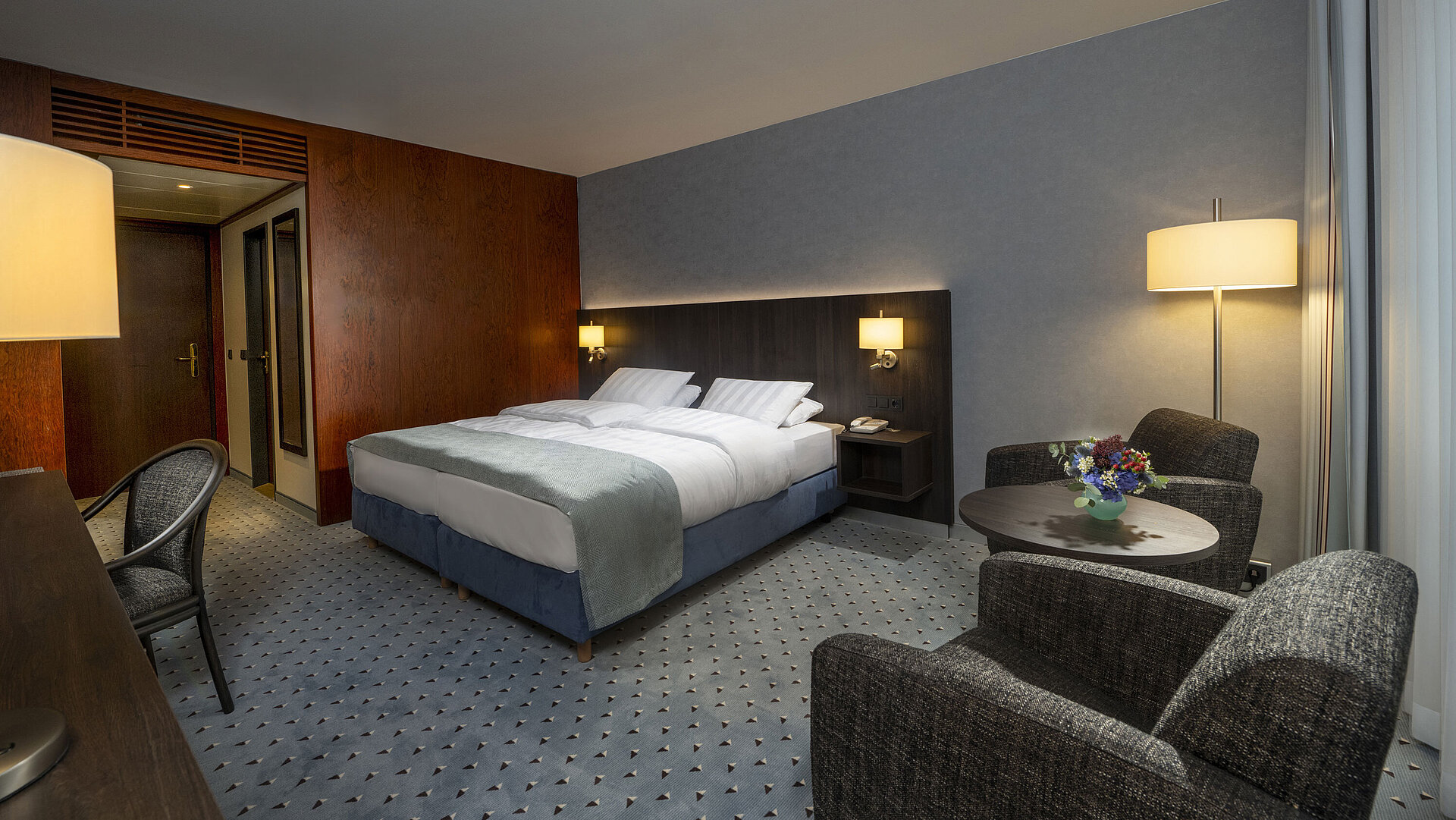 Modern eingerichtetes Classic Zimmer mit Schreibtisch, Fernseher, Sitzbereich und komfortablem Bett im Maritim Bremen.
