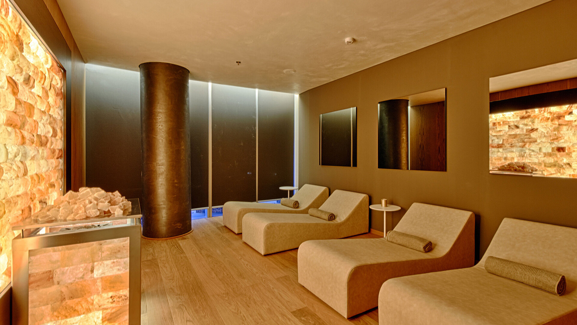 Entspannungsraum mit beheizten Liegen und Salzwand im Oblivion Spa im Maritim Hotel Plaza Tirana