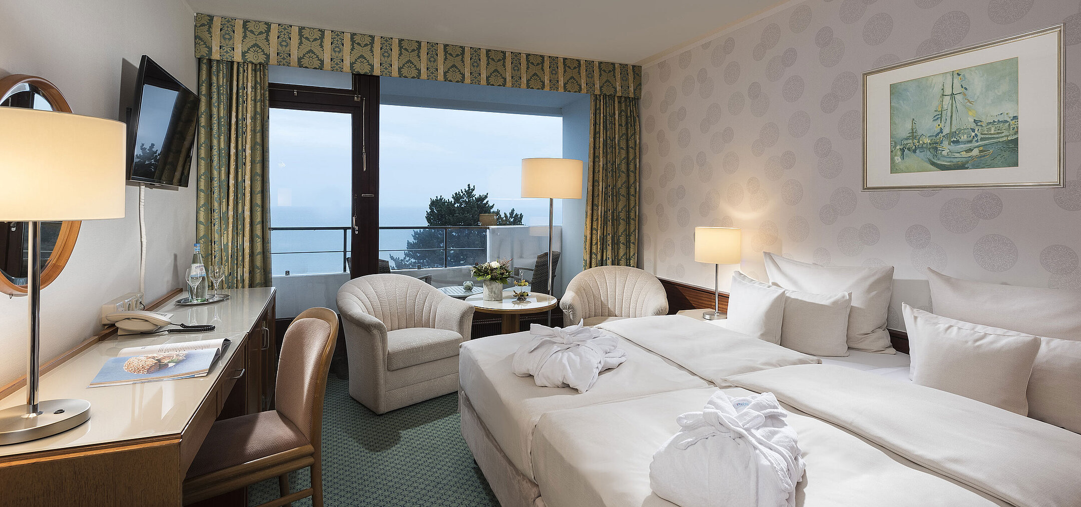 Superior Zimmer mit Meerblick, Doppelbett und Balkon im Maritim Seehotel Timmendorfer Strand.