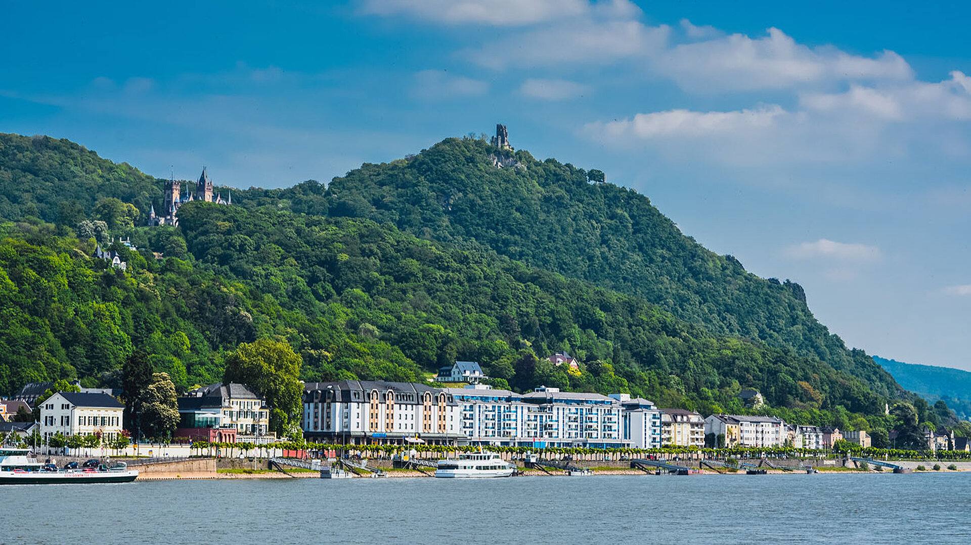 © dihetbo - AdobeStock.com Blick auf Königswinter am Rhein mit dem Drachenfels im Siebengebirge