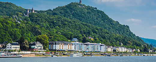 © dihetbo - AdobeStock.com Blick auf Königswinter am Rhein mit dem Drachenfels im Siebengebirge