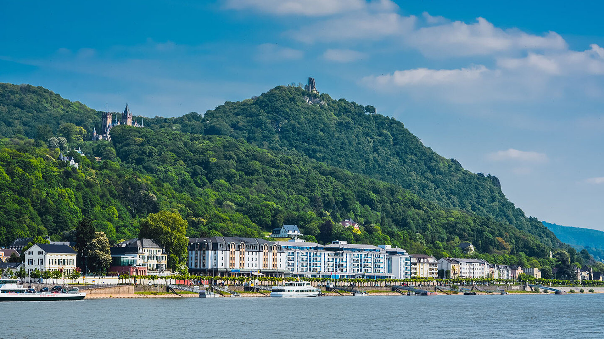 © dihetbo - AdobeStock.com Blick auf Königswinter am Rhein mit dem Drachenfels im Siebengebirge