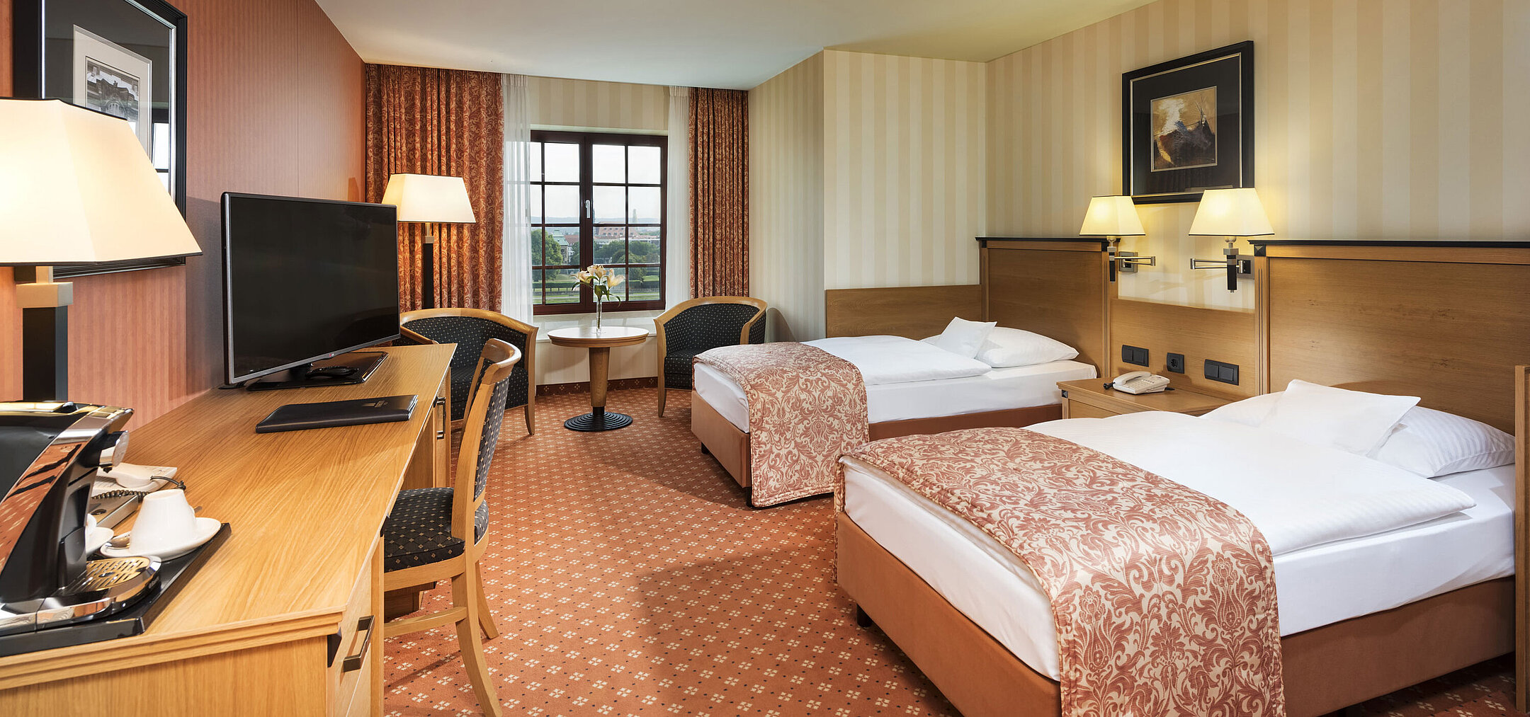 Superior Zimmer im Maritim Hotel Dresden mit zwei Einzelbetten, Schreibtisch, TV und Blick auf die Elbe.