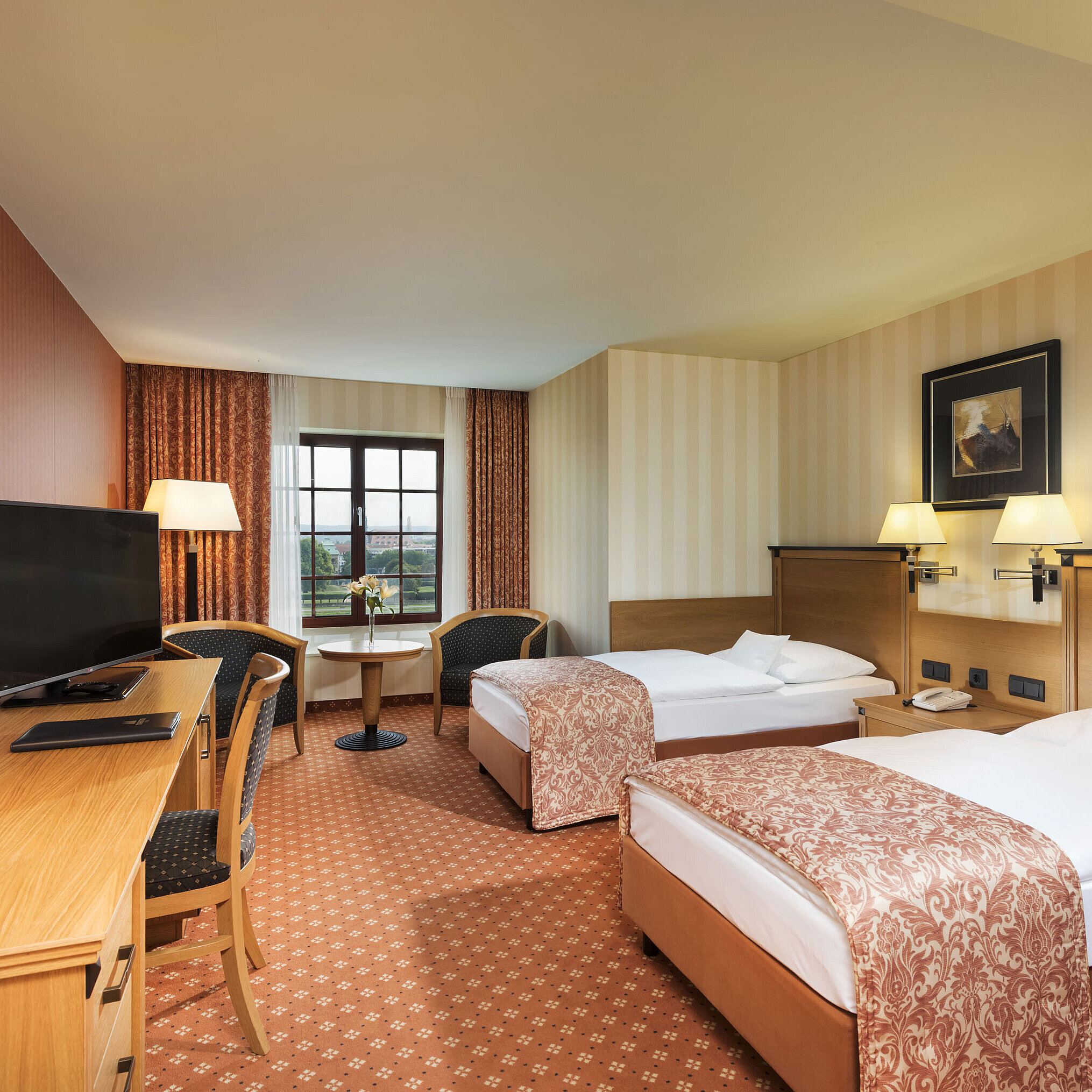 Superior Zimmer Superior Zimmer im Maritim Hotel Dresden mit zwei Einzelbetten, Schreibtisch, TV und Blick auf die Elbe.