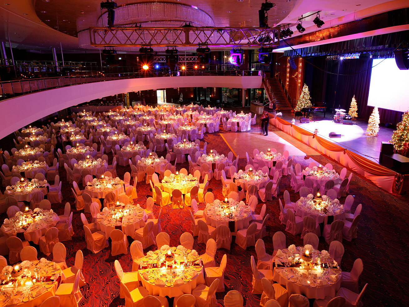 Weihnachtsfeier im Hotel Festlich dekorierter Ballsaal für Weihnachtsfeier oder Gala im Hotel
