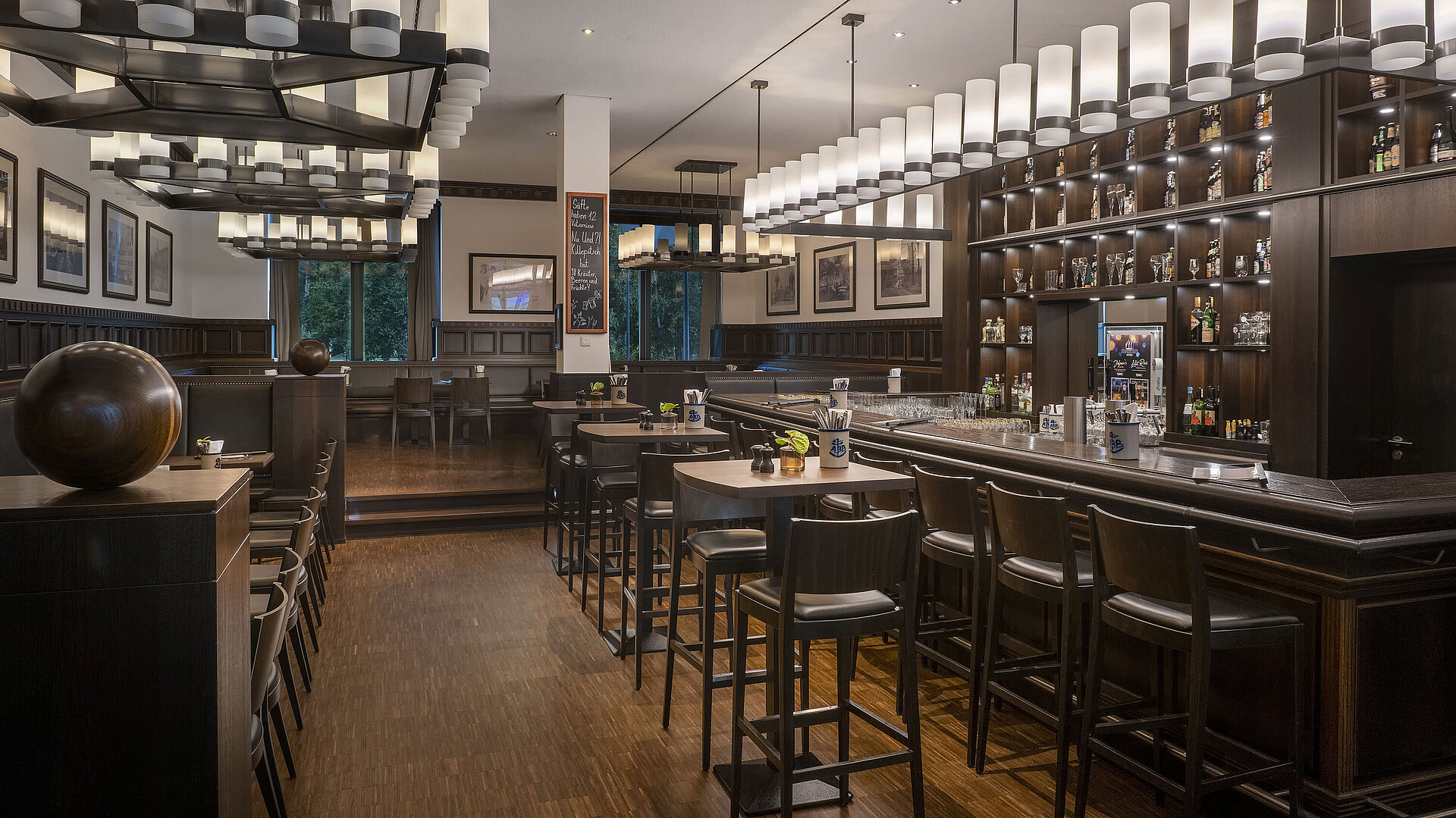 Gemütliches Restaurant "Rheinische Stov" im Maritim Hotel Düsseldorf mit stilvollem Design und rheinischer Gastfreundschaft.