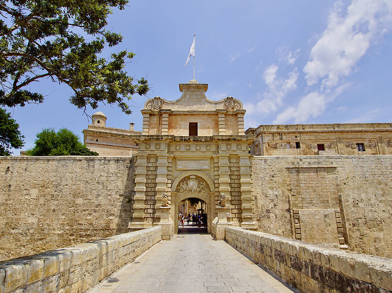 Mdina © Joaquin - AdobeStock.com Historisches Stadttor von Mdina auf Malta mit Brücke