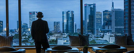  Gast genießt den Panoramablick auf die Skyline von Frankfurt in der Sky Lounge des Maritim Hotel Frankfurt.