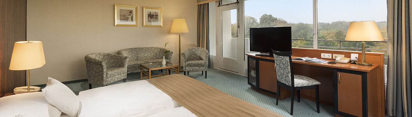 Comfort Zimmer  Comfort Zimmer im Maritim Hotel Kiel mit gemütlicher Sitzecke, Schreibtisch, großem Bett und herrlichem Blick ins Grüne.