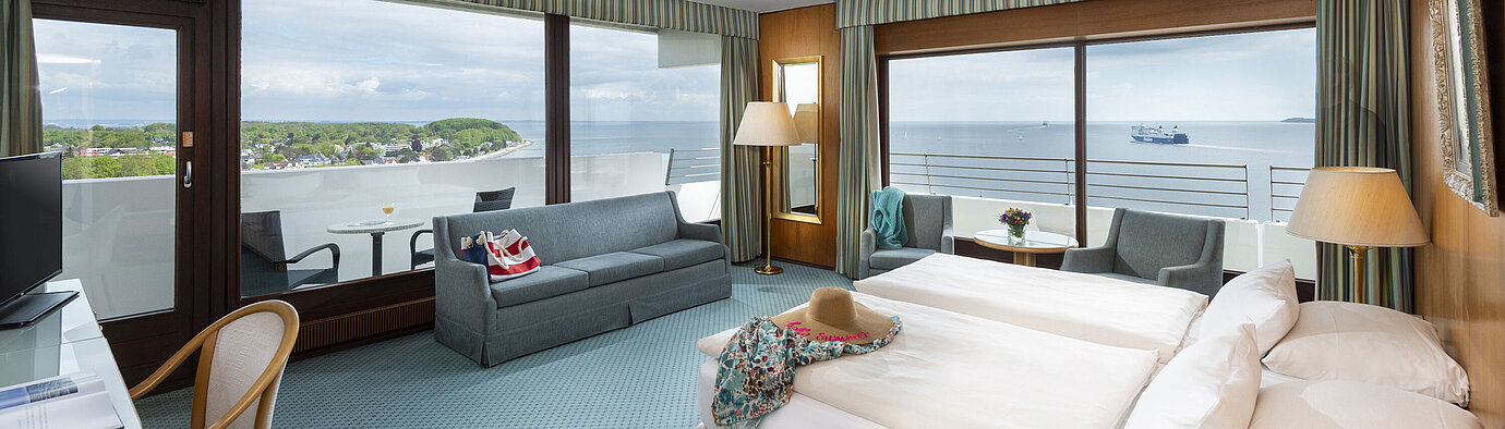 Großzügiges Zimmer im Maritim Hotel Travemünde mit Blick auf die Ostsee und den Hafen