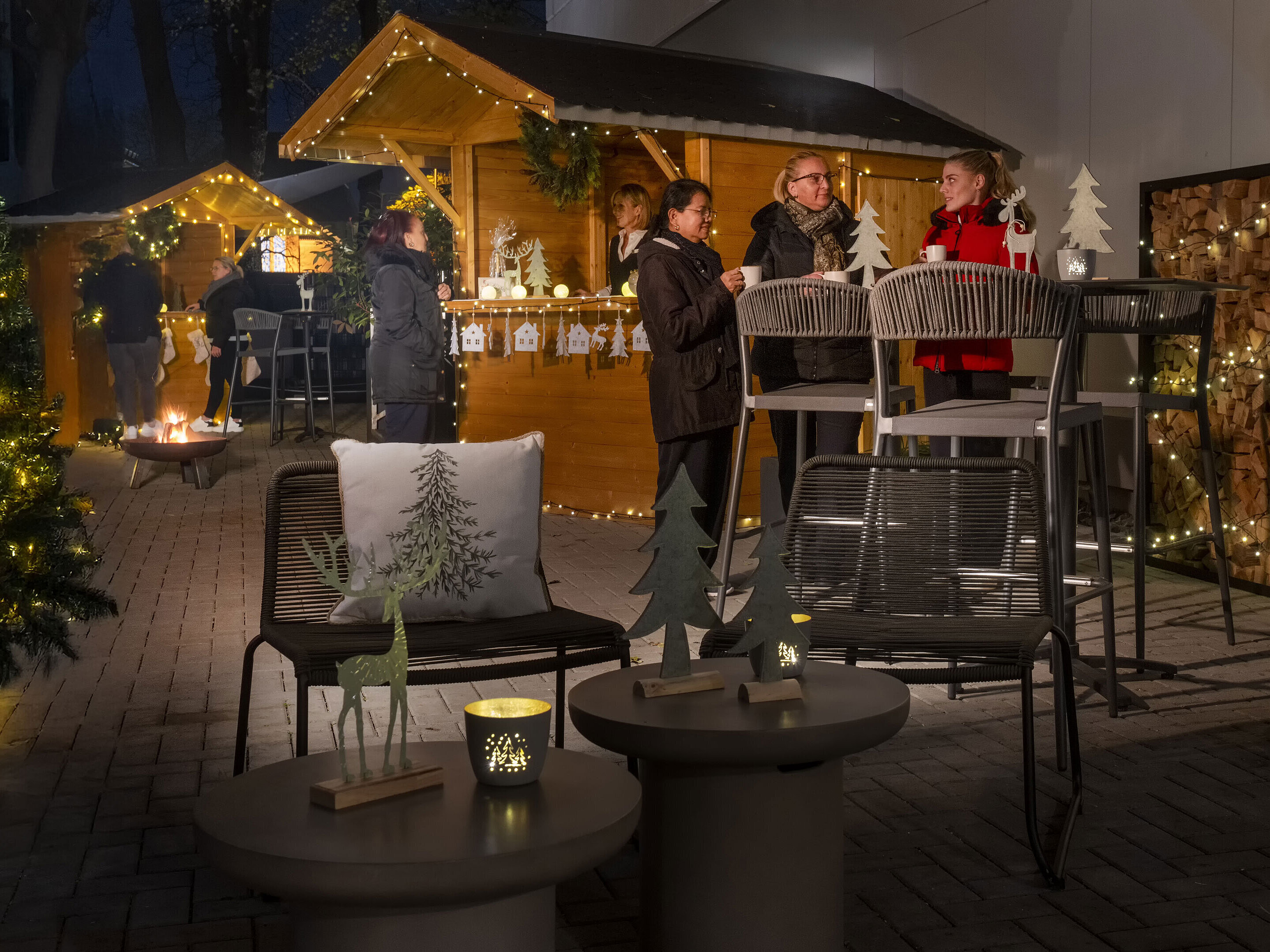 Belebter Weihnachtsmarkt im Maritim Hotel Darmstadt mit Gästen, festlich dekorierten Hütten und stimmungsvoller Beleuchtung.