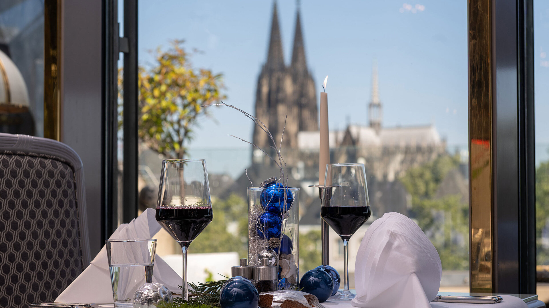 Festlicher Tisch Festlich gedeckter Tisch mit Rotwein im Maritim Hotel Köln und Blick auf den Dom