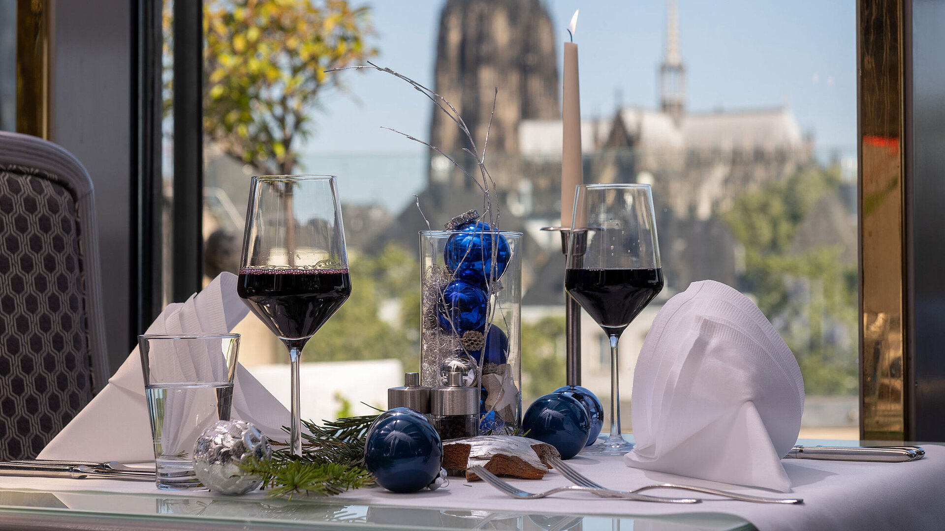 Festlicher Tisch Festlich gedeckter Tisch mit Rotwein im Maritim Hotel Köln und Blick auf den Dom