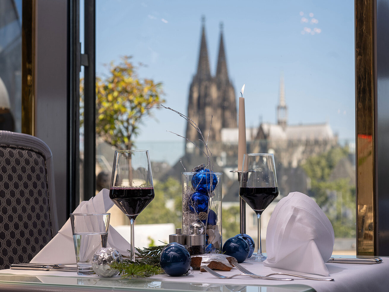 Festlich gedeckter Tisch mit Rotwein im Maritim Hotel Köln und Blick auf den Dom