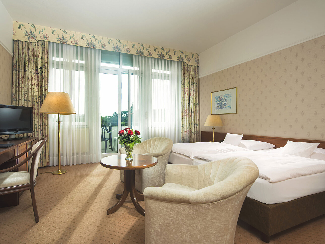 Helles Doppelzimmer mit Zugang zur Terrasse und Sitzgruppe im Maritim Hotel Bad Wildungen