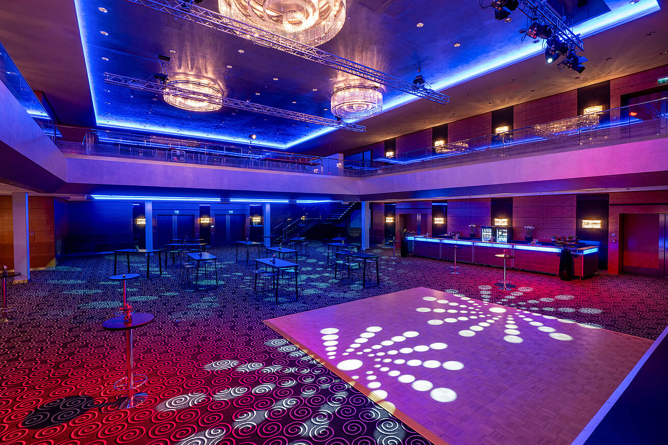 Moderner Eventsaal mit Tanzfläche und Lichtshow im Maritim Hotel Düsseldorf