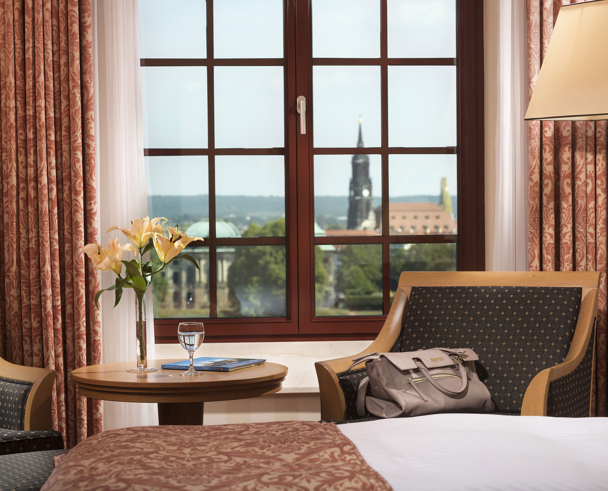 Superior Zimmer Sitzbereich im Superior Zimmer des Maritim Hotel Dresden mit Blick aus dem Fenster auf die historische Altstadt.